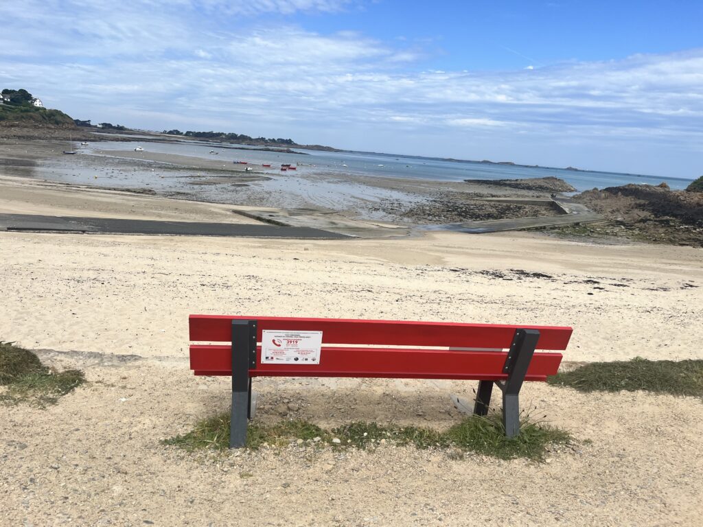 Le banc rouge à la plage du Kelenn à Carantec pour les féminicides 